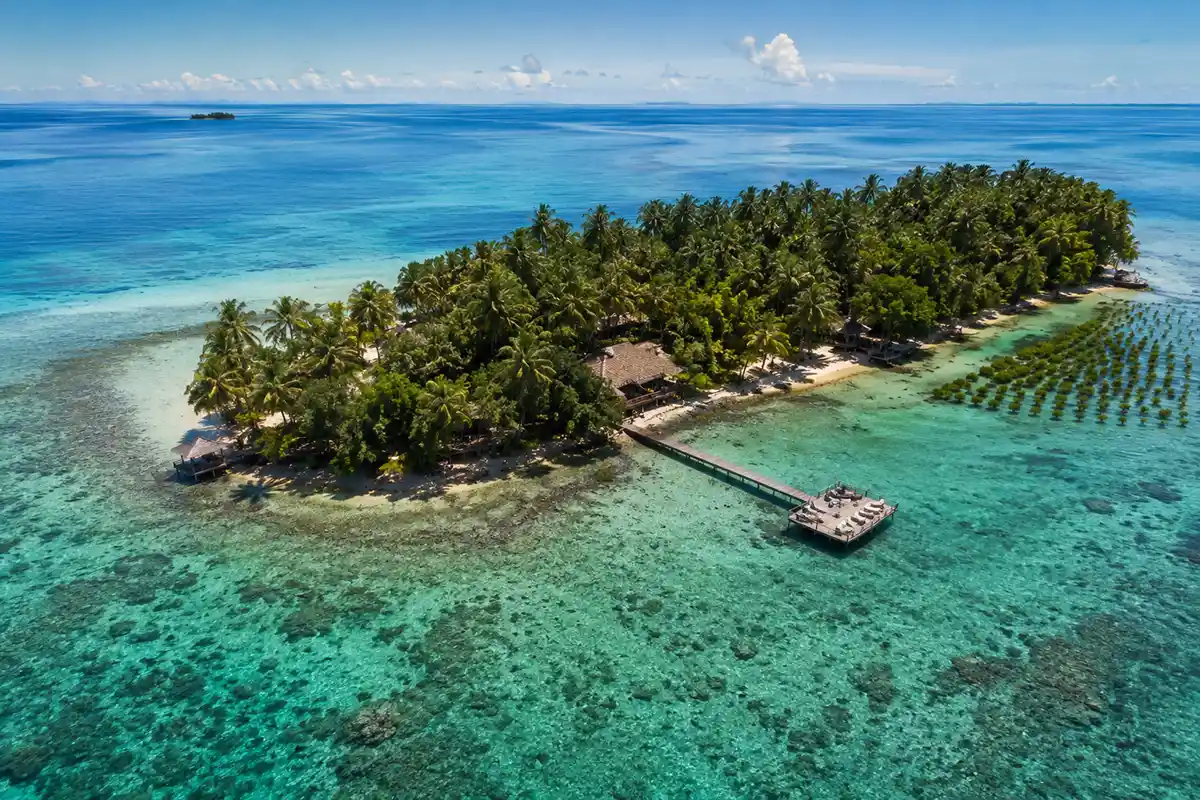Suasana Desa Laguna Pulau Seribu dengan laguna dan laut jernih