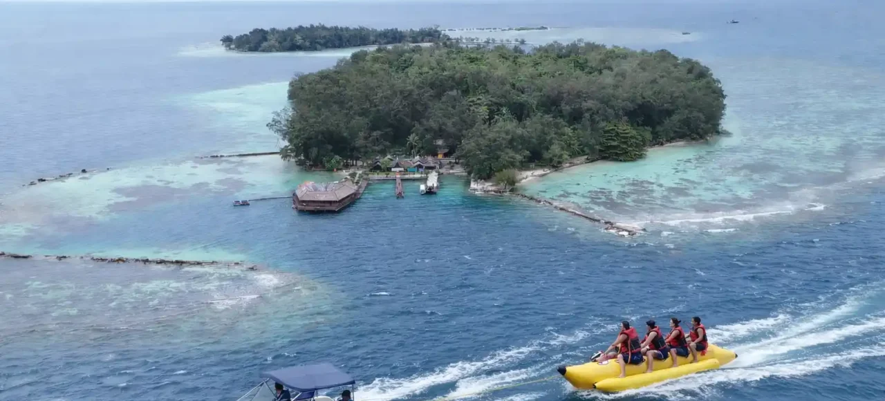 aktivitas tour pulau pelangi