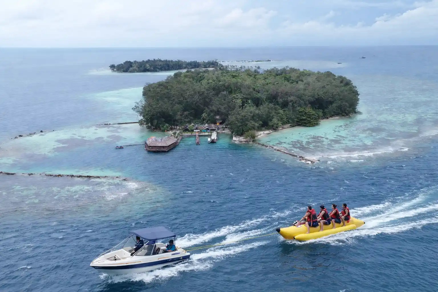aktivitas tour pulau pelangi