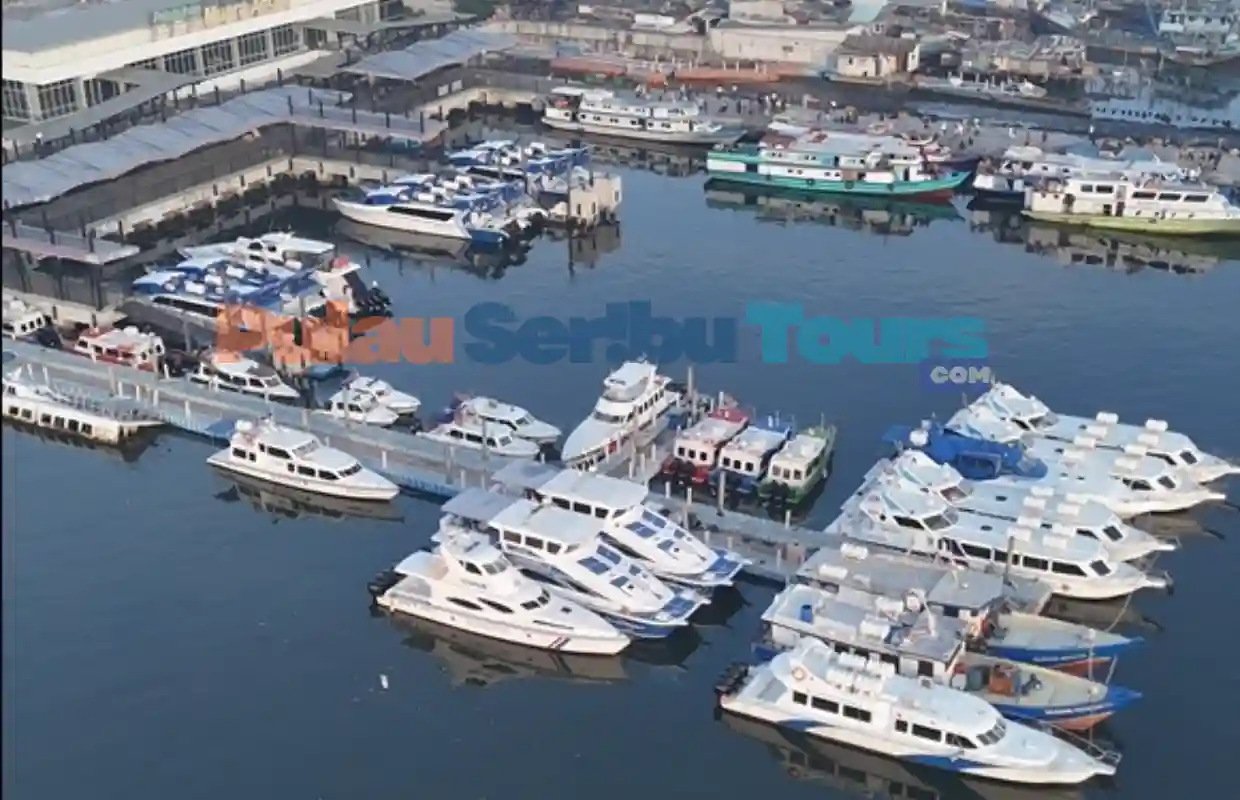 Kapal transit dari Kali Adem menuju Pulau Sepa