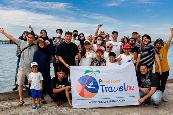 Suasana wisata Pulau Harapan bersama rombongan