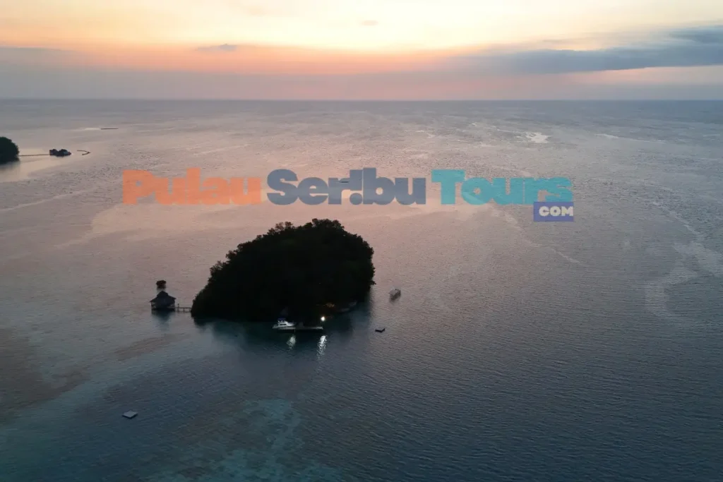 Deck sunset Pulau Macan dengan panorama laut terbuka